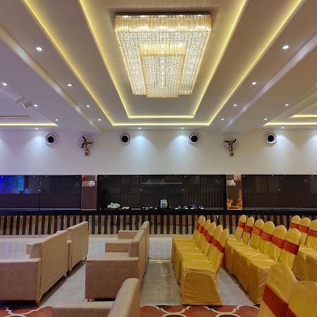Hotel Ganpati Palace Mathura Bagian luar foto