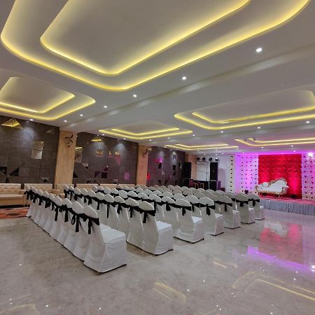 Hotel Ganpati Palace Mathura Bagian luar foto