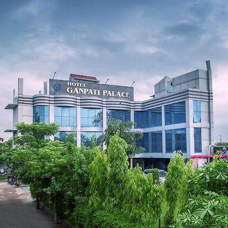Hotel Ganpati Palace Mathura Bagian luar foto