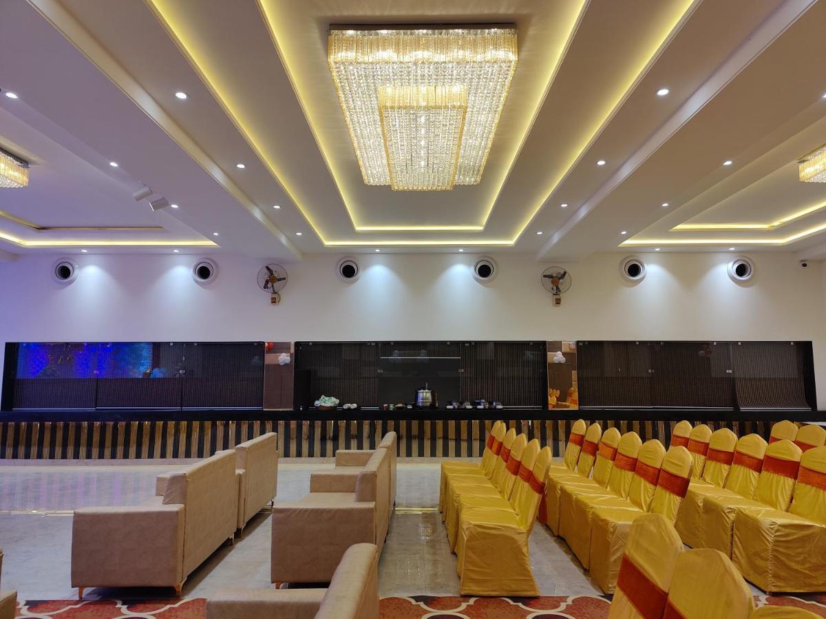 Hotel Ganpati Palace Mathura Bagian luar foto