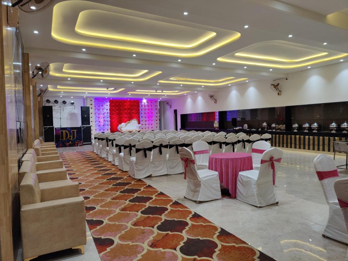 Hotel Ganpati Palace Mathura Bagian luar foto