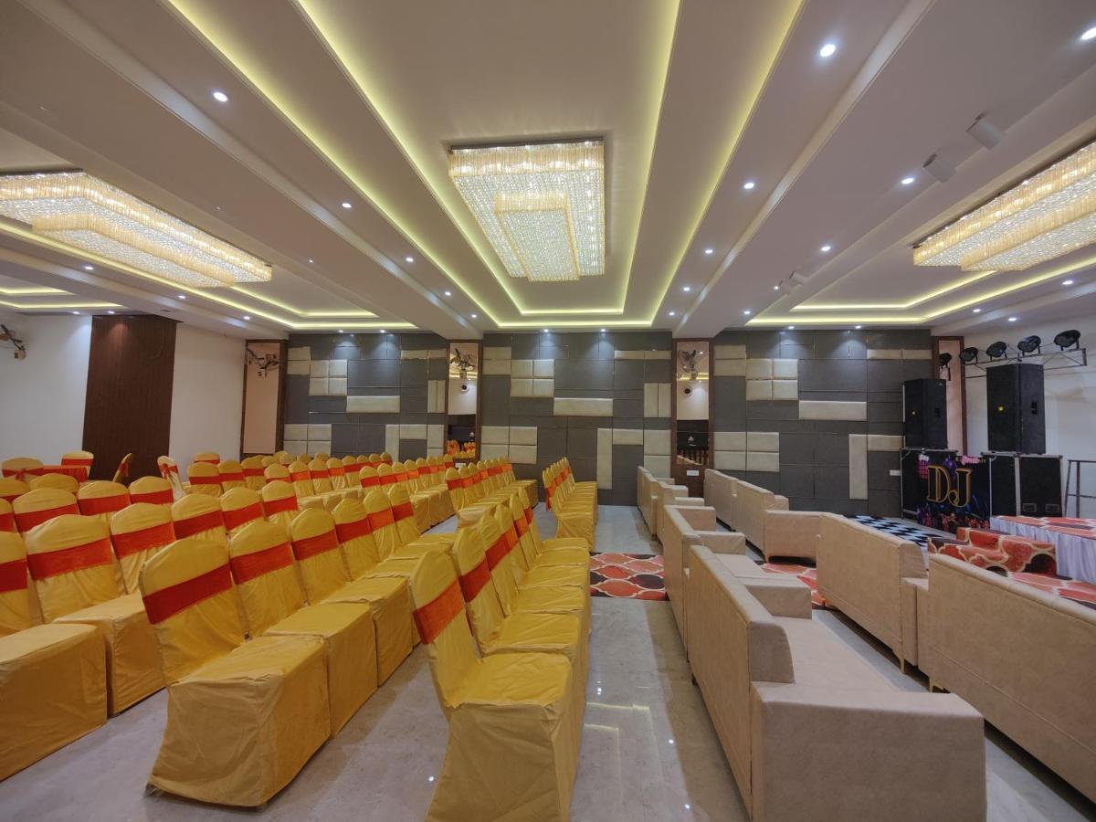 Hotel Ganpati Palace Mathura Bagian luar foto