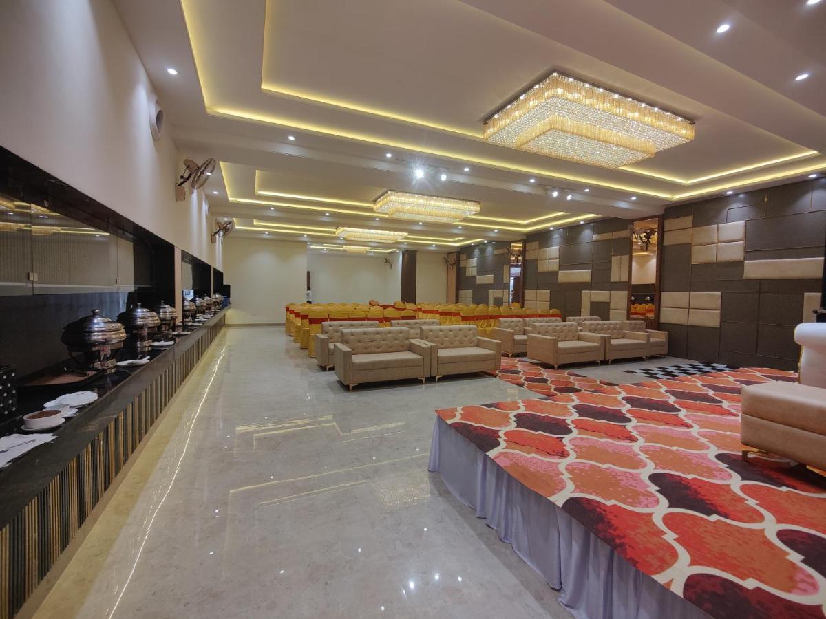 Hotel Ganpati Palace Mathura Bagian luar foto