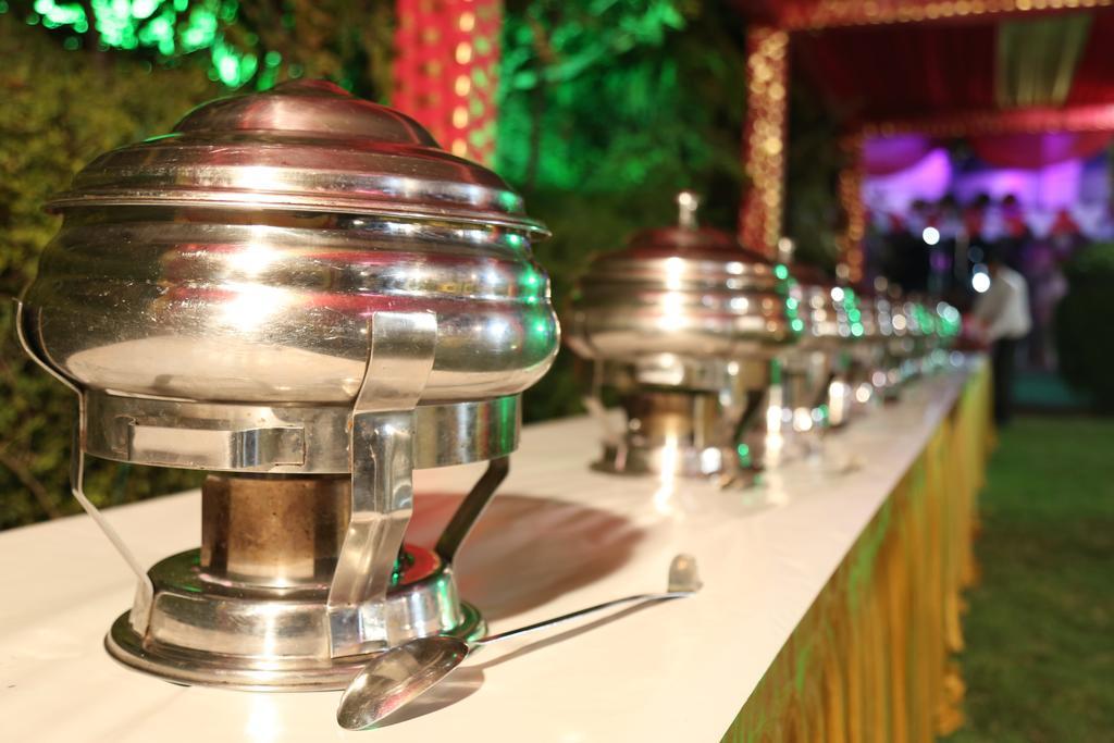 Hotel Ganpati Palace Mathura Bagian luar foto