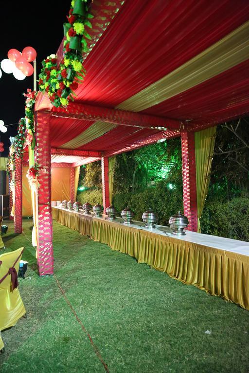 Hotel Ganpati Palace Mathura Bagian luar foto