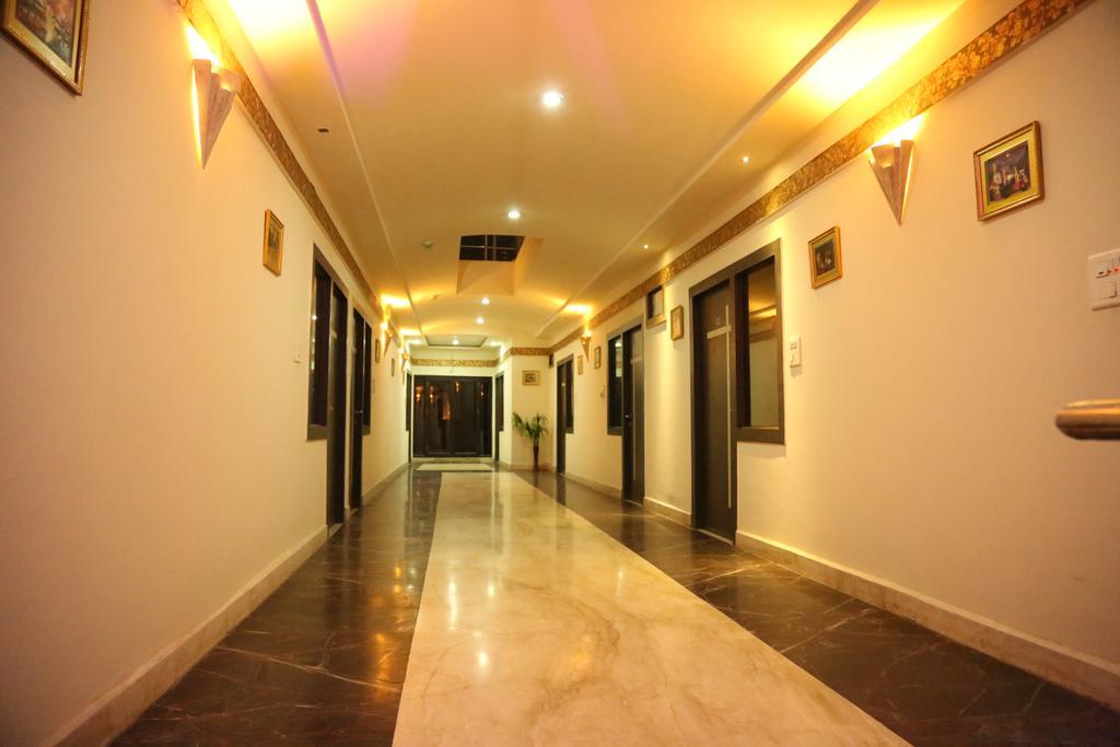 Hotel Ganpati Palace Mathura Bagian luar foto