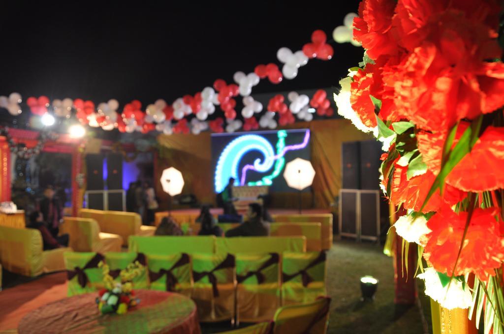 Hotel Ganpati Palace Mathura Bagian luar foto