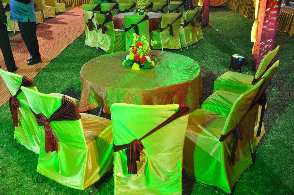 Hotel Ganpati Palace Mathura Bagian luar foto