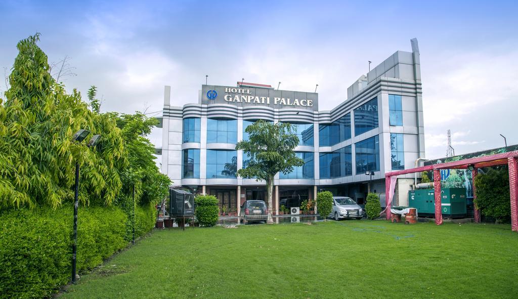 Hotel Ganpati Palace Mathura Bagian luar foto
