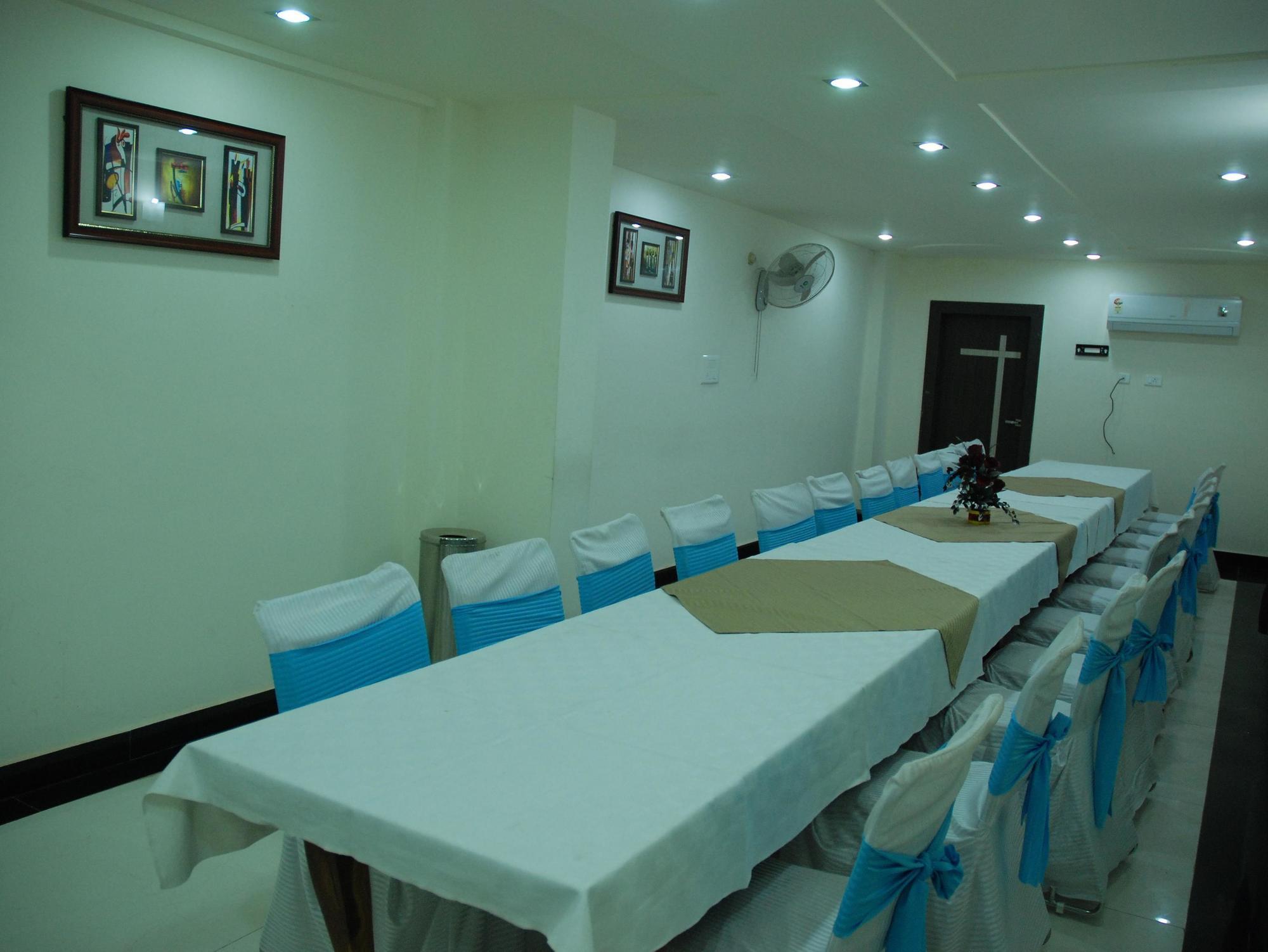 Hotel Ganpati Palace Mathura Bagian luar foto