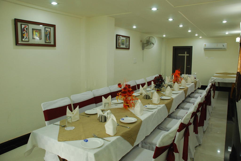 Hotel Ganpati Palace Mathura Bagian luar foto